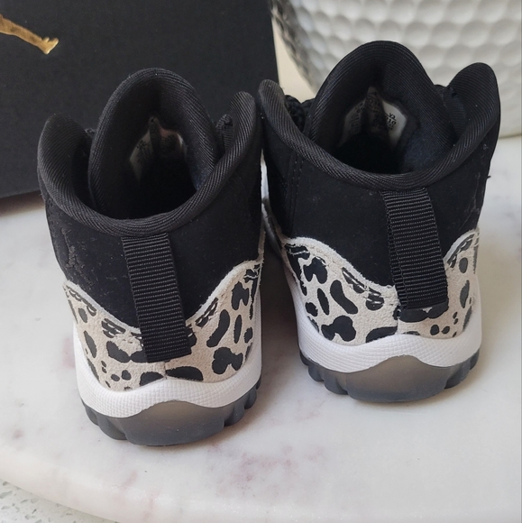 Baby Boy Jordans 11 Retro Size 6 - Picture 7 of 10
